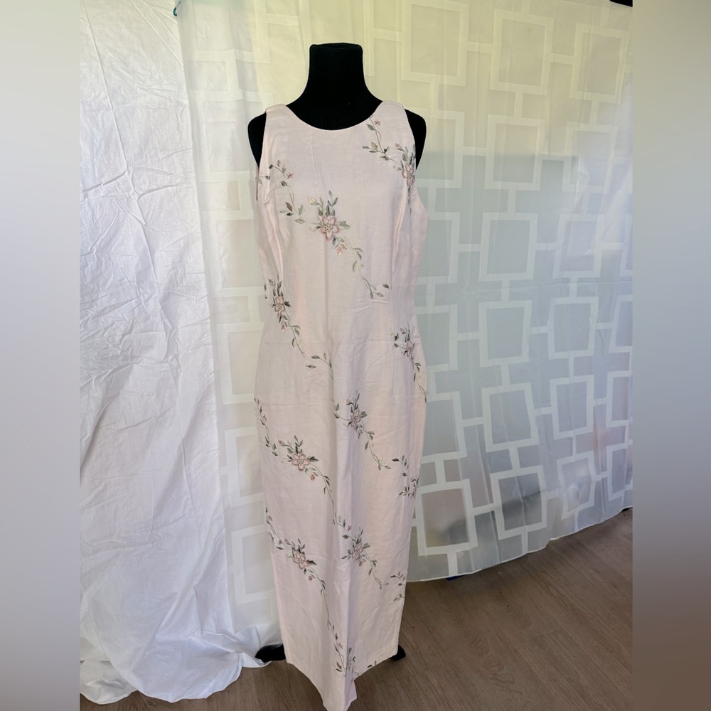Linen blend Donna Morgan embroidered dress. Size 8